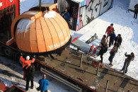 Die Kuppel wird vom Dach gehoben