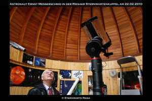 Astronaut Ernst Messerschmidt in der Riesaer Sternwartenkuppel