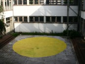 DIe 8,30m große Sonne im Innenhof der alten Sternwarte
