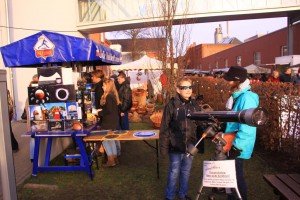 Besucher am Stand der Sternwarte Riesa