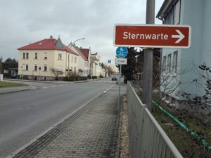 Neues Straßenschild für die Volkssternwarte Riesa