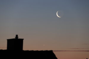 Mond und Venus zusammen am Morgenhimmel